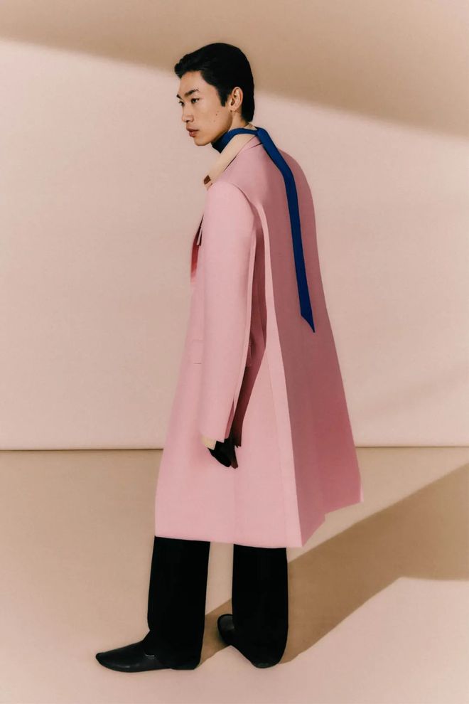 九游体育网站：Lanvin2024春夏系列设计独特廓形剪裁(图21)