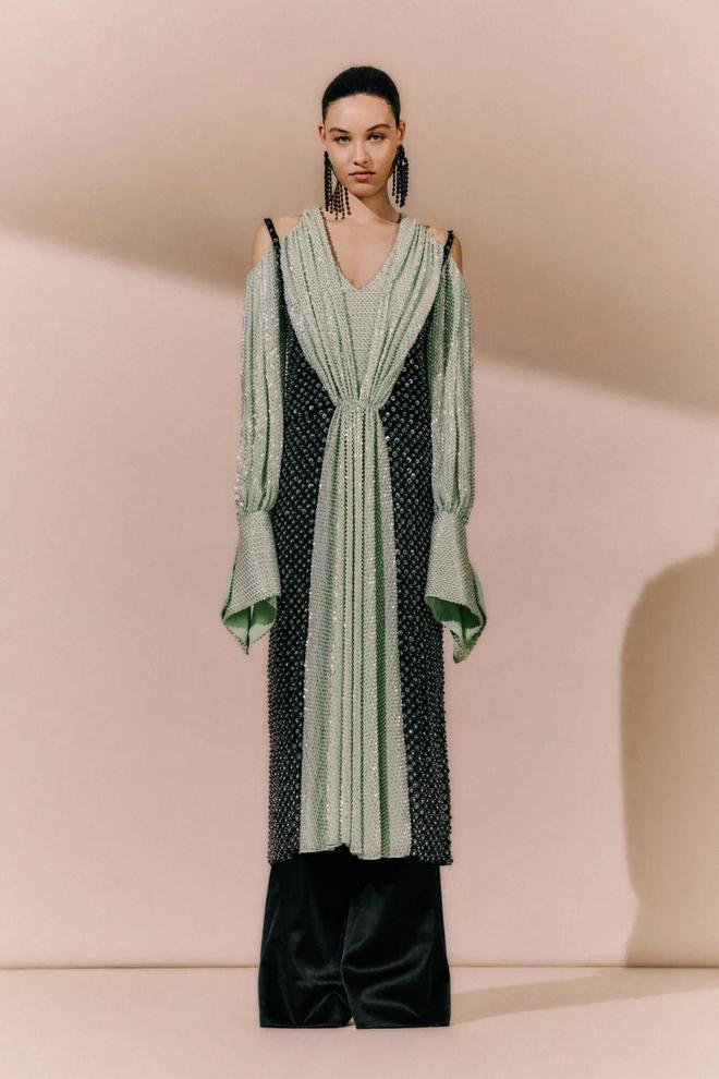 九游体育网站：Lanvin2024春夏系列设计独特廓形剪裁(图26)