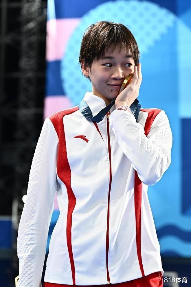 冠军的修养!全红婵哥哥红西装巴黎助威扔国旗被妹妹拒绝:不要扔!(图1)