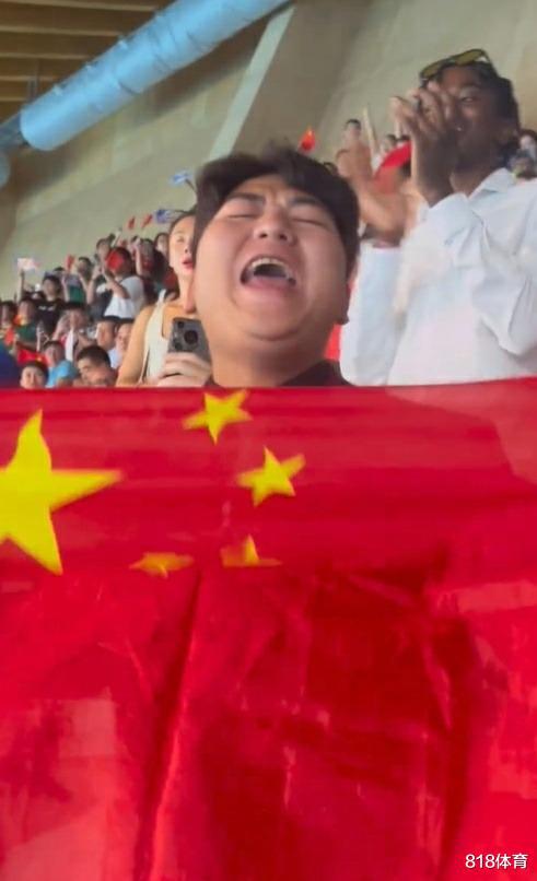 冠军的修养!全红婵哥哥红西装巴黎助威扔国旗被妹妹拒绝:不要扔!(图2)