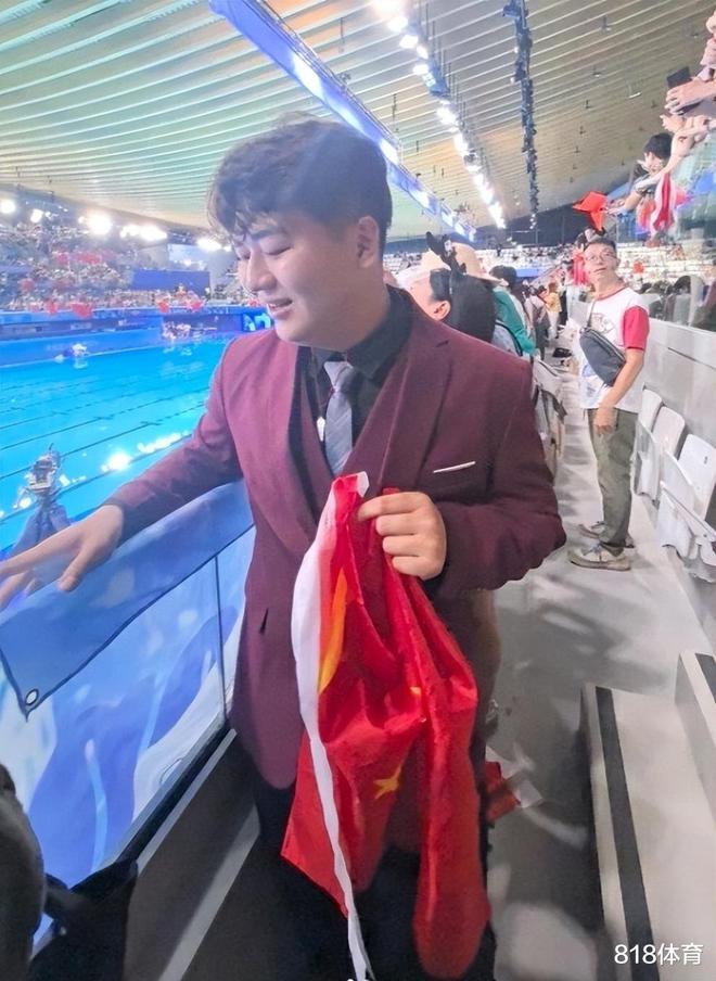 冠军的修养!全红婵哥哥红西装巴黎助威扔国旗被妹妹拒绝:不要扔!(图3)