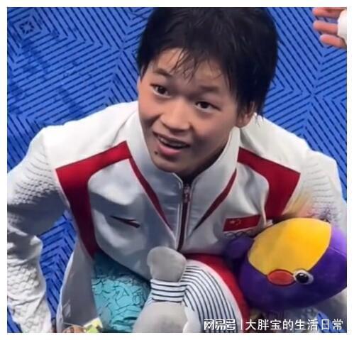 兄妹情深!哥哥来了也帮全红婵收玩偶:回去给她!减肥+穿红西服(图3)