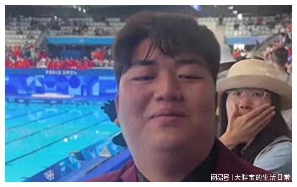 兄妹情深!哥哥来了也帮全红婵收玩偶:回去给她!减肥+穿红西服(图1)