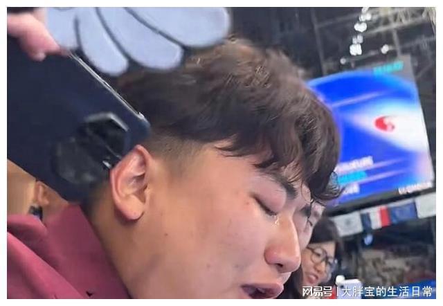 兄妹情深!哥哥来了也帮全红婵收玩偶:回去给她!减肥+穿红西服(图2)