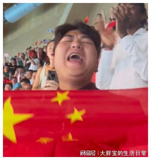 兄妹情深!哥哥来了也帮全红婵收玩偶:回去给她!减肥+穿红西服(图4)