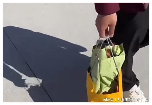 兄妹情深!哥哥来了也帮全红婵收玩偶:回去给她!减肥+穿红西服(图6)