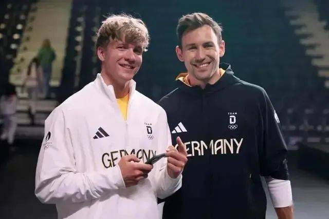 眼前一黑！看到2024奥运会中国队的服装设计很难不觉得遗憾吧。（附：各国代表团队服z装）(图11)