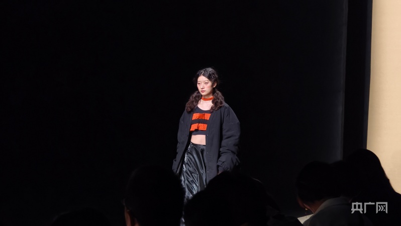 九游体育网站：2024秋冬中国国际时装周在京闭幕(图2)