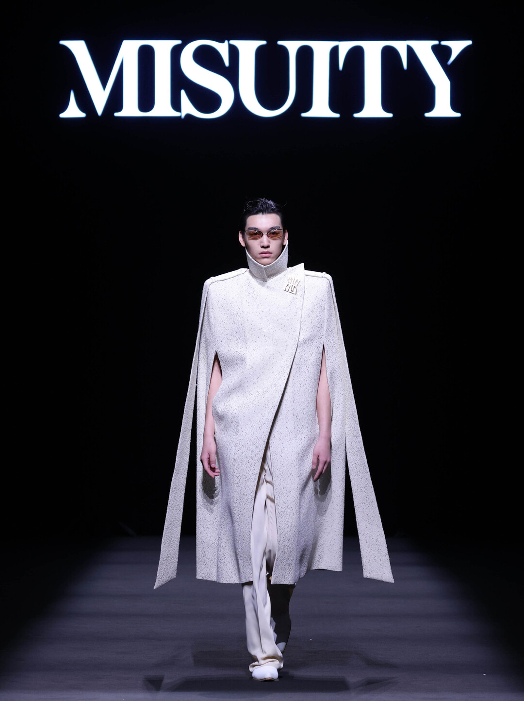 九游体育网站：2024春夏中国国际时装周开幕(图2)