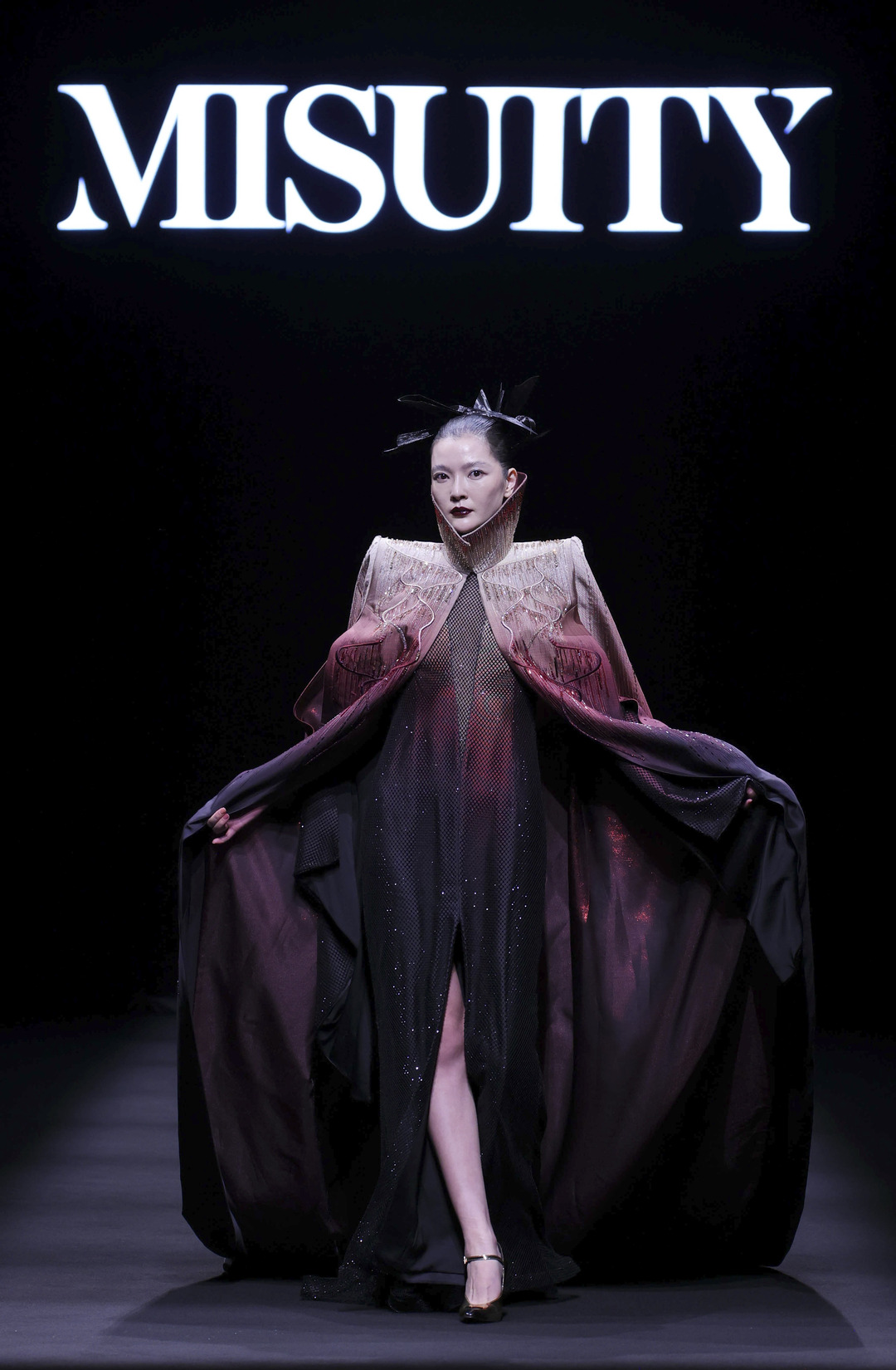 九游体育网站：2024春夏中国国际时装周开幕(图3)