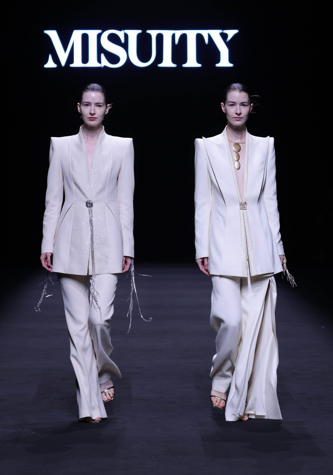 九游体育网站：2024春夏中国国际时装周开幕(图5)