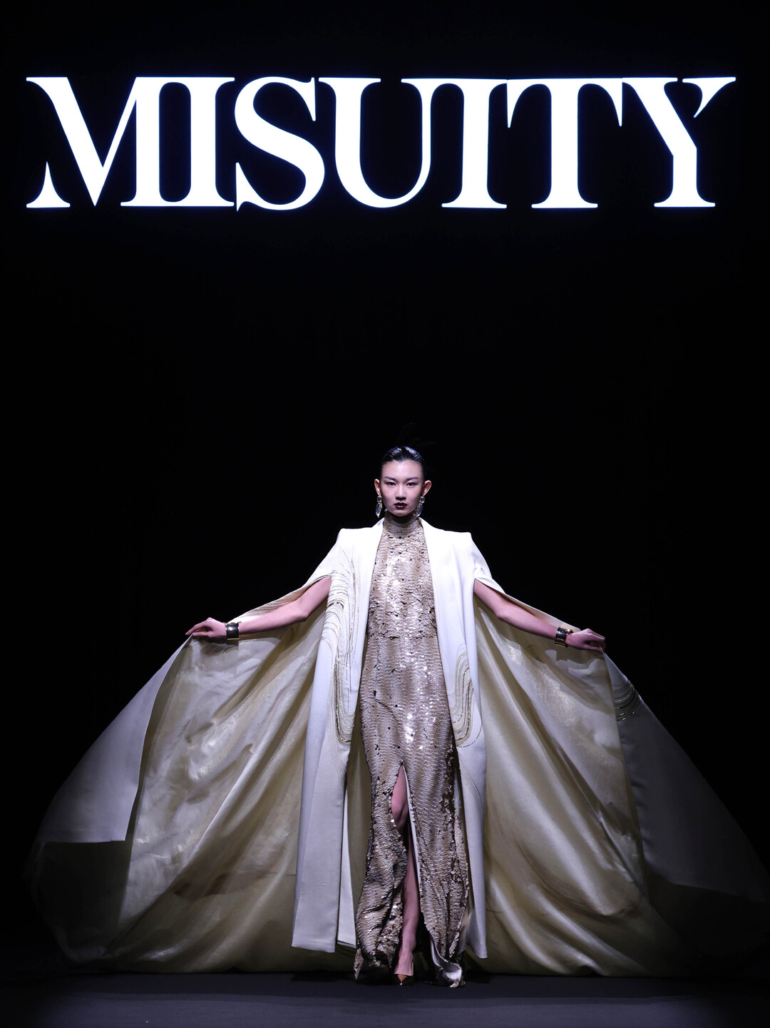 九游体育网站：2024春夏中国国际时装周开幕(图7)