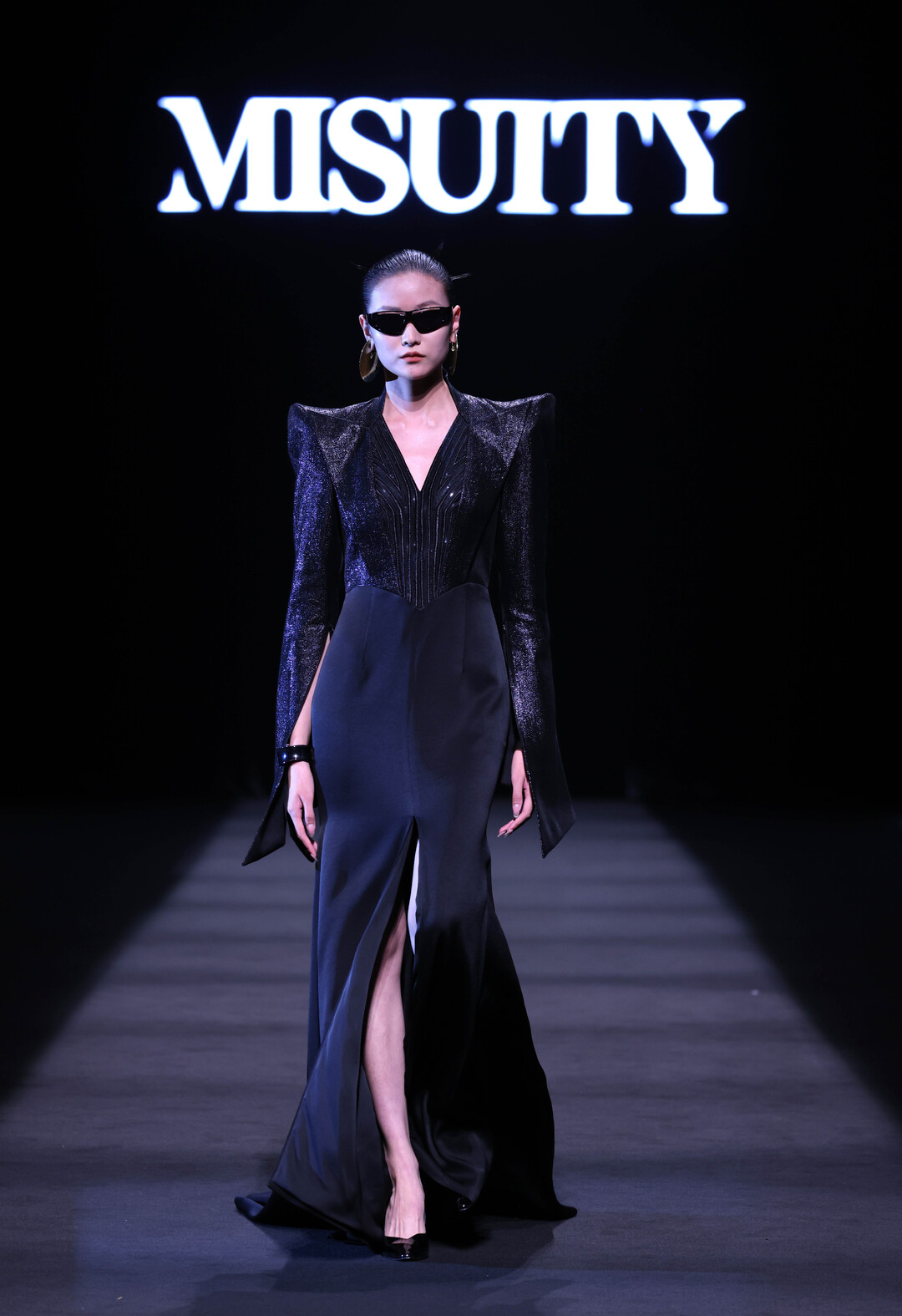 九游体育网站：2024春夏中国国际时装周开幕(图8)