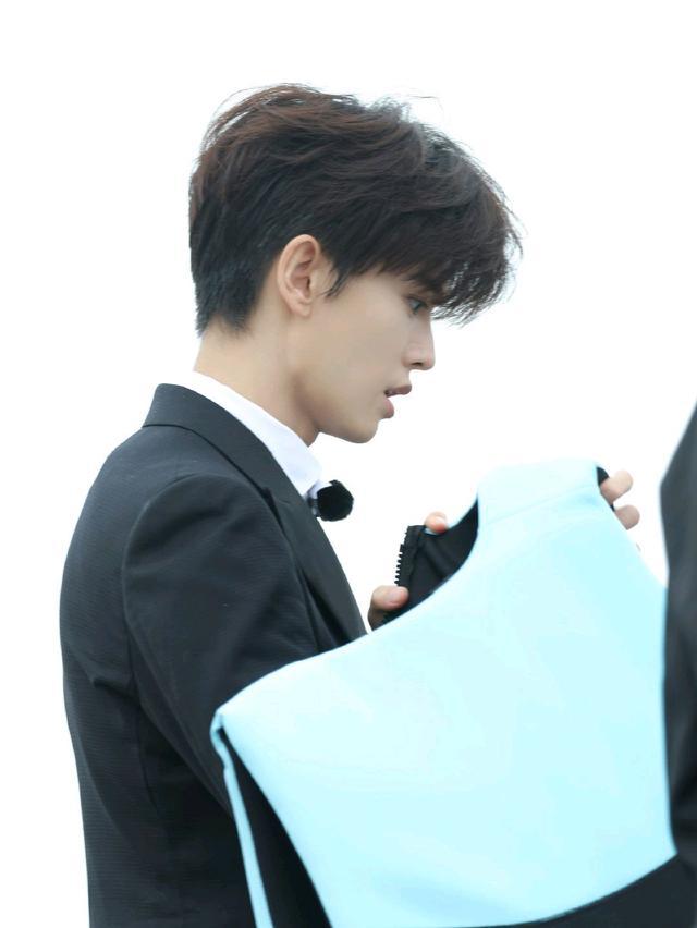 浙江卫视8月23号正式开播!任嘉伦携手五位嘉宾西装造型帅呆了(图4)