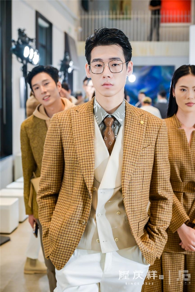 隆庆祥2024秋冬新品美学私享会在郑州石美术馆绽放艺术之光(图3)