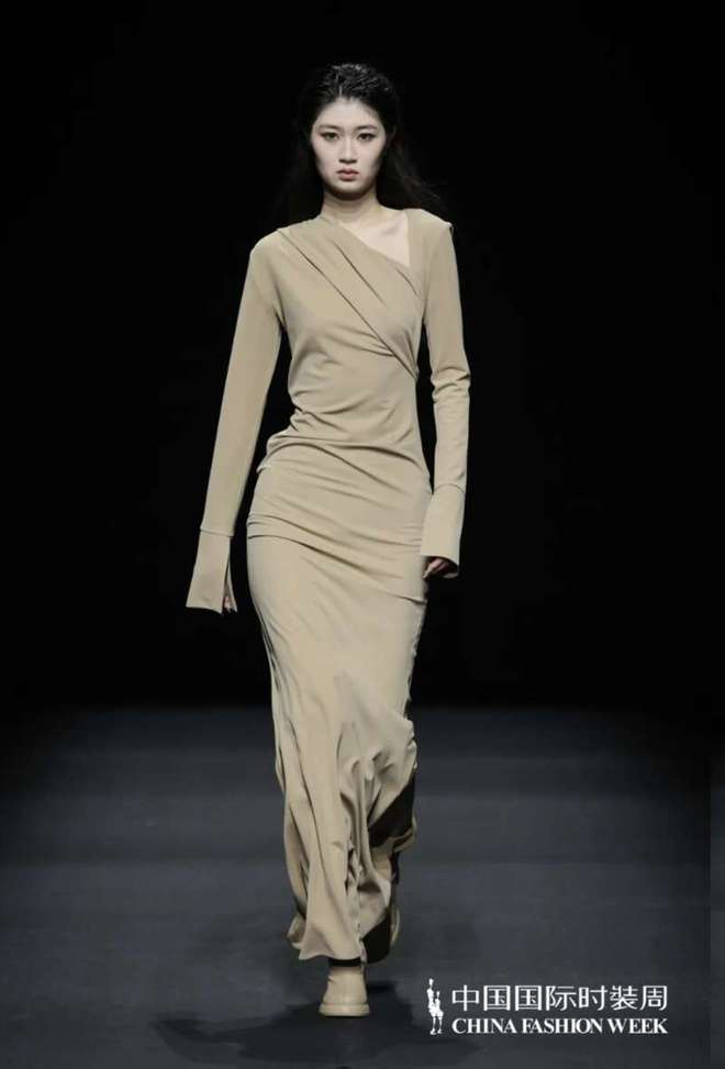 九游体育网站：“北服日”亮相2024中国国际时装周(图1)