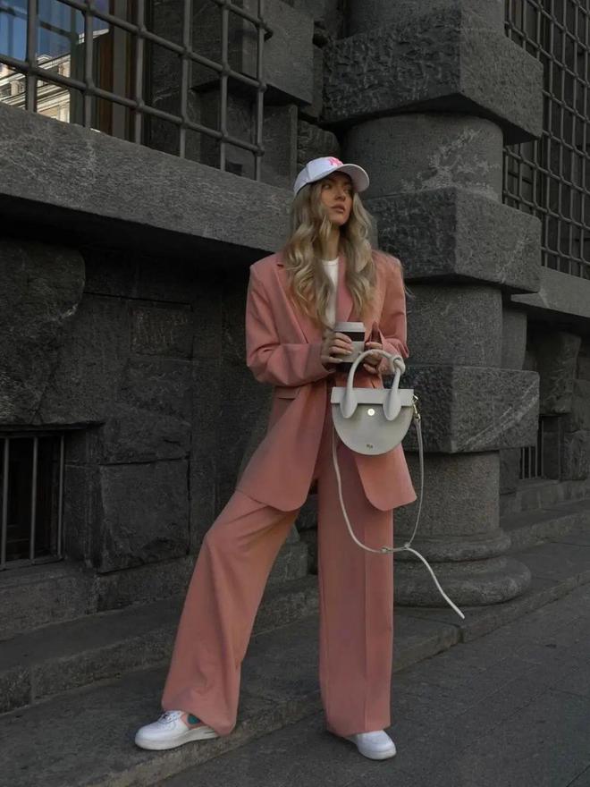 早秋外套千万别乱选！薄款西装外套是首选爱美的人早就穿上了(图2)