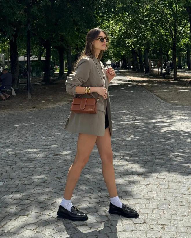 早秋外套千万别乱选！薄款西装外套是首选爱美的人早就穿上了(图9)