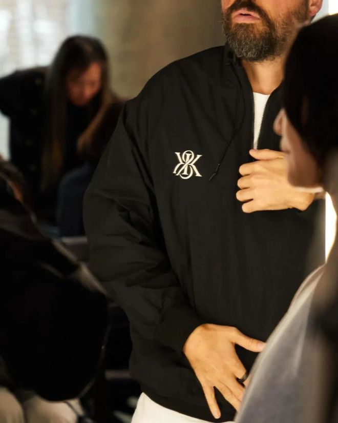 爹味100%！Lisa带货的「Kith」2024秋季型录大曝光今日开售！(图1)