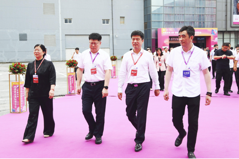 2024第四届佟二堡皮装裘皮国际博览会盛大开幕奏响时尚乐章(图1)