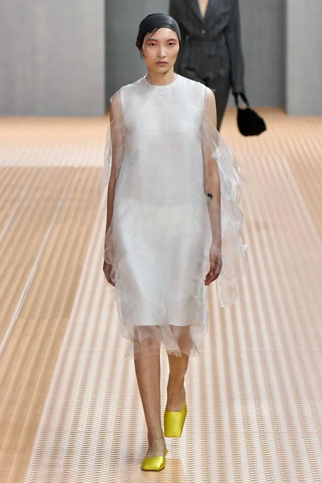 九游体育网站：Prada2024春夏系列柔和轻盈唯美酷帅(图6)