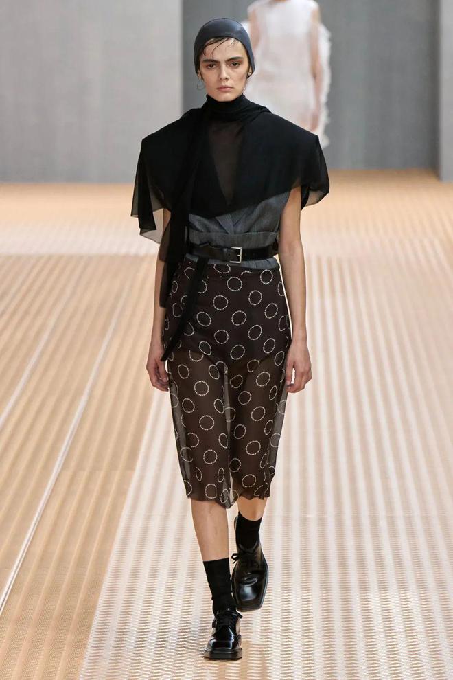 九游体育网站：Prada2024春夏系列柔和轻盈唯美酷帅(图5)