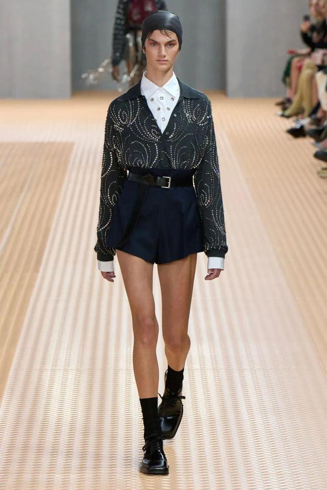 九游体育网站：Prada2024春夏系列柔和轻盈唯美酷帅(图22)