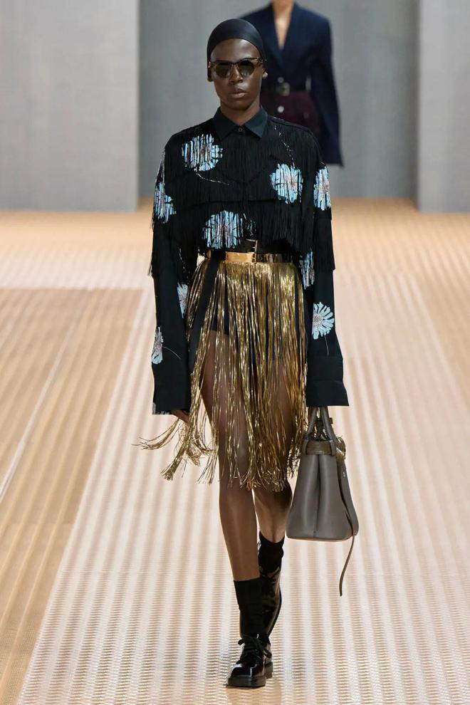 九游体育网站：Prada2024春夏系列柔和轻盈唯美酷帅(图18)
