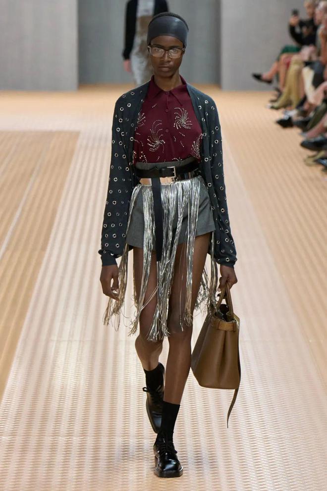 九游体育网站：Prada2024春夏系列柔和轻盈唯美酷帅(图23)