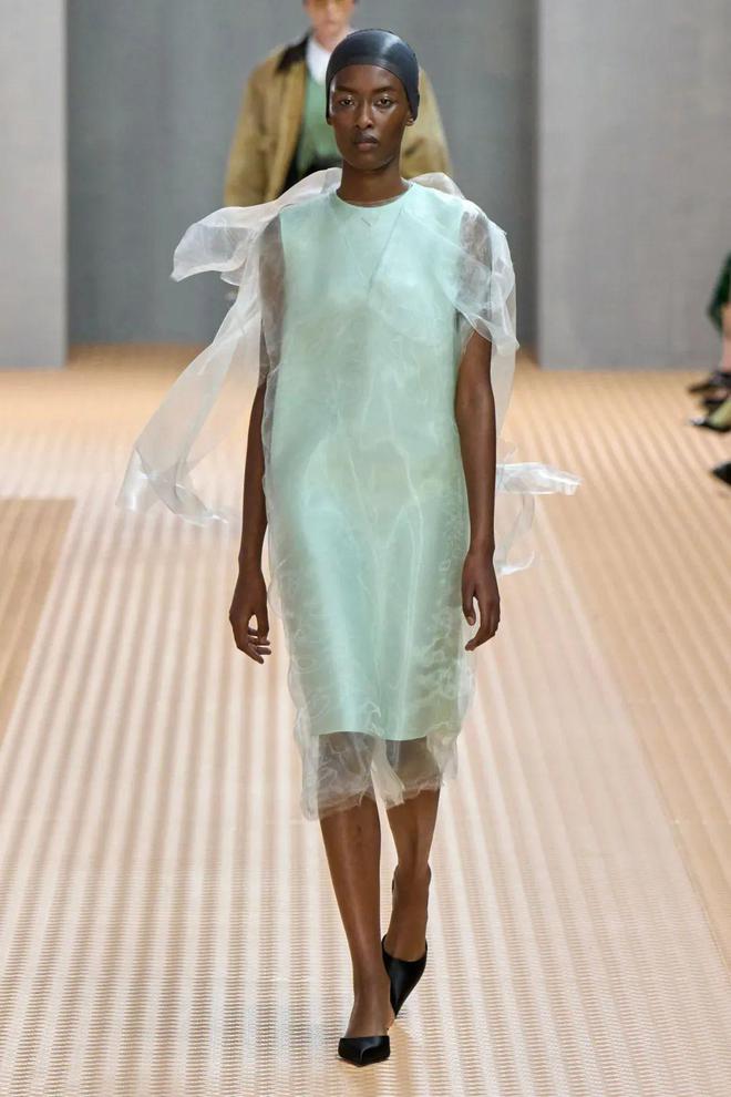 九游体育网站：Prada2024春夏系列柔和轻盈唯美酷帅(图16)