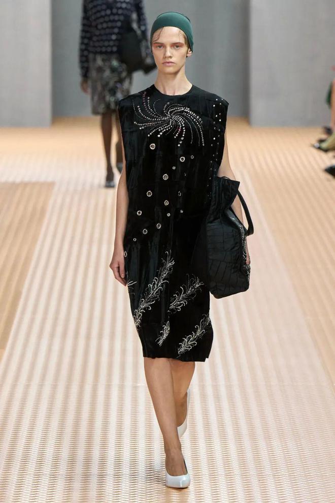 九游体育网站：Prada2024春夏系列柔和轻盈唯美酷帅(图25)