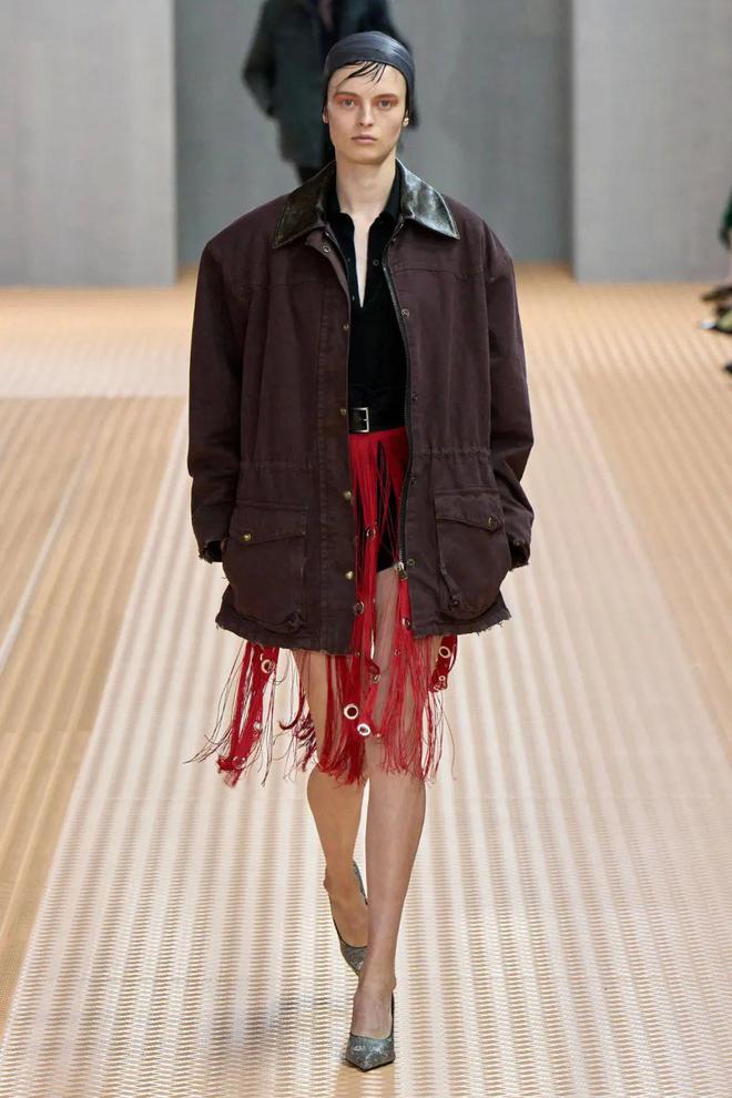 九游体育网站：Prada2024春夏系列柔和轻盈唯美酷帅(图20)