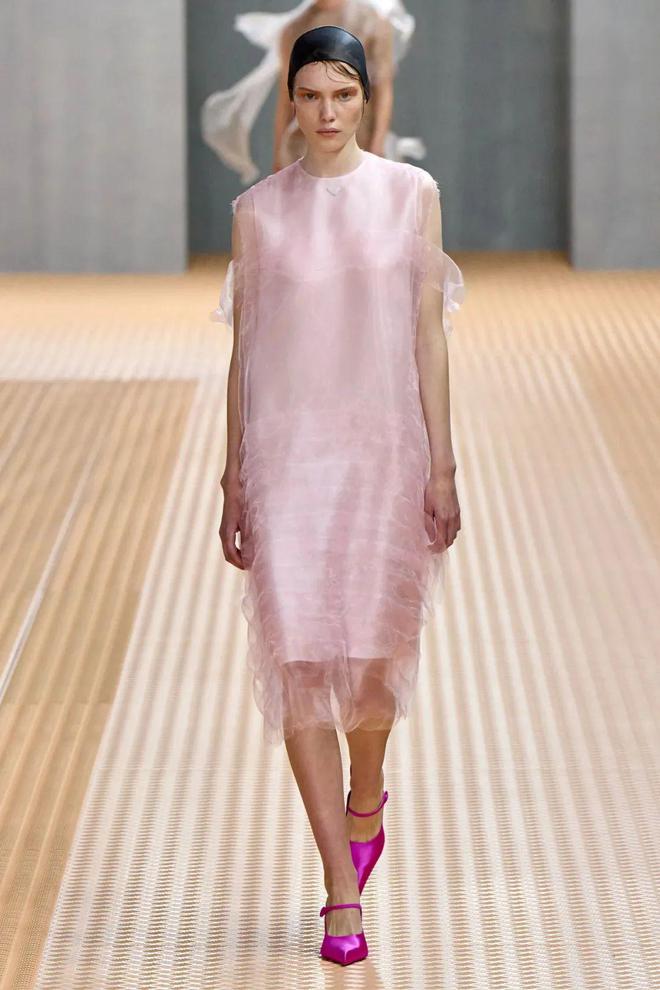 九游体育网站：Prada2024春夏系列柔和轻盈唯美酷帅(图28)