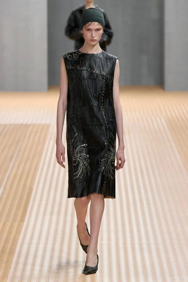 九游体育网站：Prada2024春夏系列柔和轻盈唯美酷帅(图29)