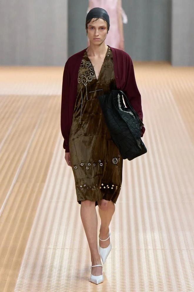 九游体育网站：Prada2024春夏系列柔和轻盈唯美酷帅(图27)