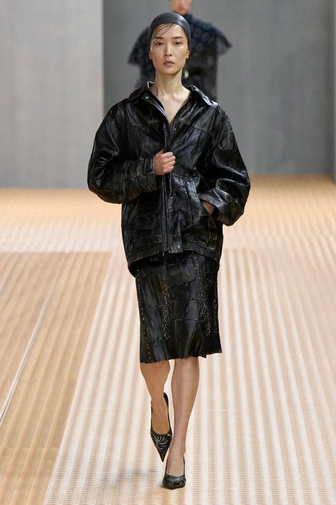 九游体育网站：Prada2024春夏系列柔和轻盈唯美酷帅(图30)