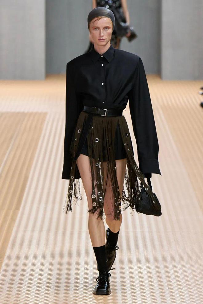 九游体育网站：Prada2024春夏系列柔和轻盈唯美酷帅(图32)