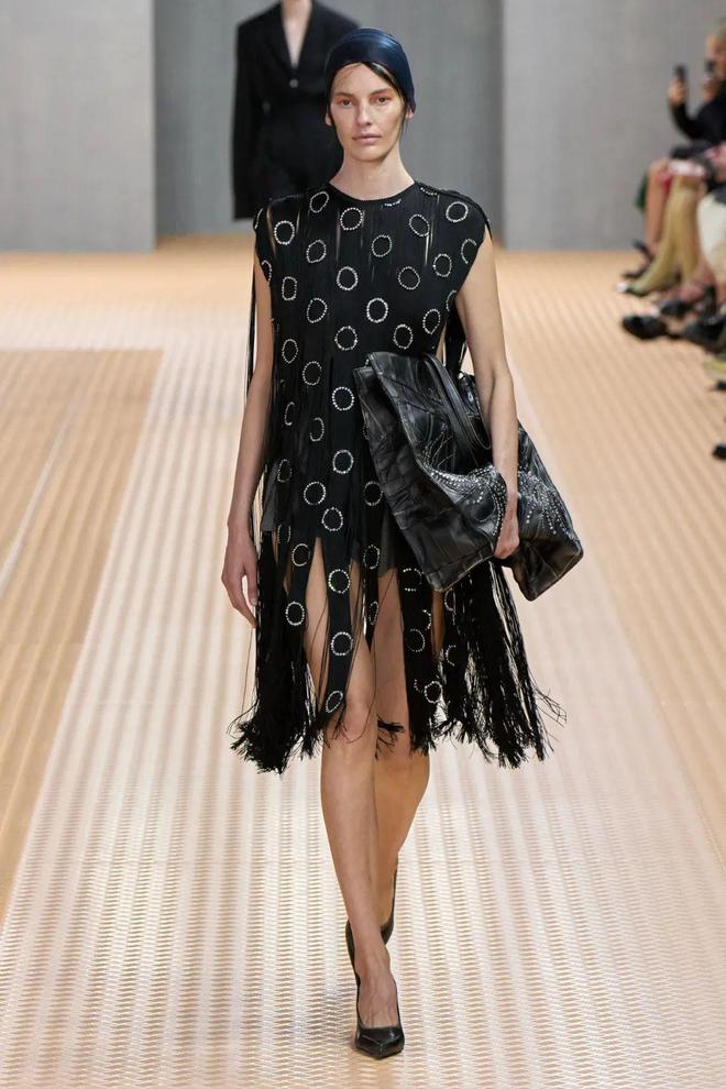 九游体育网站：Prada2024春夏系列柔和轻盈唯美酷帅(图33)