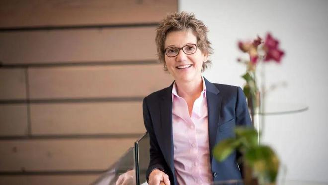 九游体育：女生穿西装怎么配口袋巾不咋眼？从旧金山联储主席的口袋巾说起(图1)