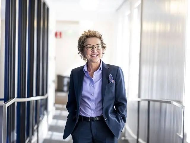 九游体育：女生穿西装怎么配口袋巾不咋眼？从旧金山联储主席的口袋巾说起(图3)