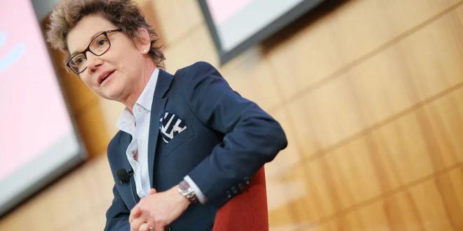 九游体育：女生穿西装怎么配口袋巾不咋眼？从旧金山联储主席的口袋巾说起(图4)