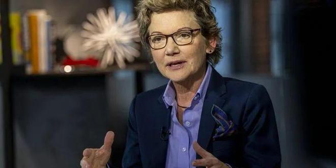 九游体育：女生穿西装怎么配口袋巾不咋眼？从旧金山联储主席的口袋巾说起(图2)