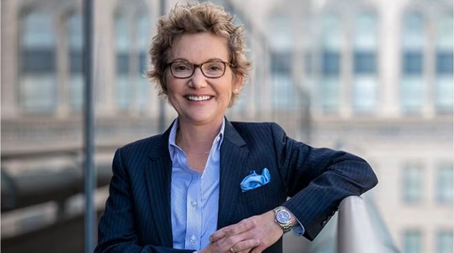 九游体育：女生穿西装怎么配口袋巾不咋眼？从旧金山联储主席的口袋巾说起(图8)