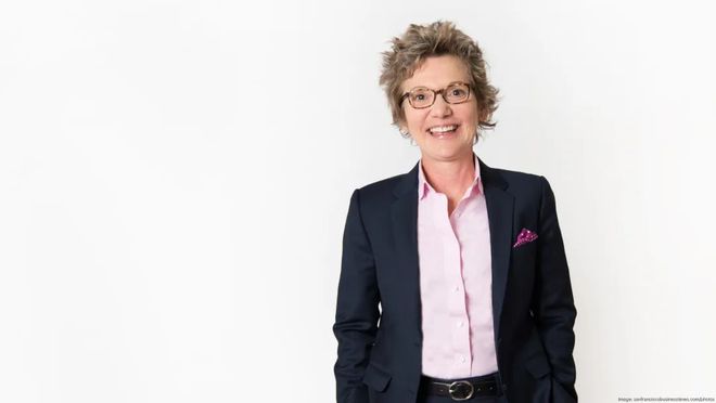 九游体育：女生穿西装怎么配口袋巾不咋眼？从旧金山联储主席的口袋巾说起(图10)