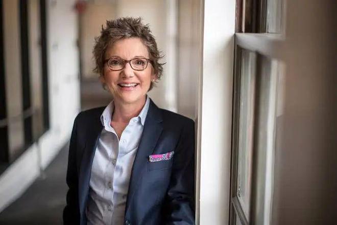 九游体育：女生穿西装怎么配口袋巾不咋眼？从旧金山联储主席的口袋巾说起(图9)