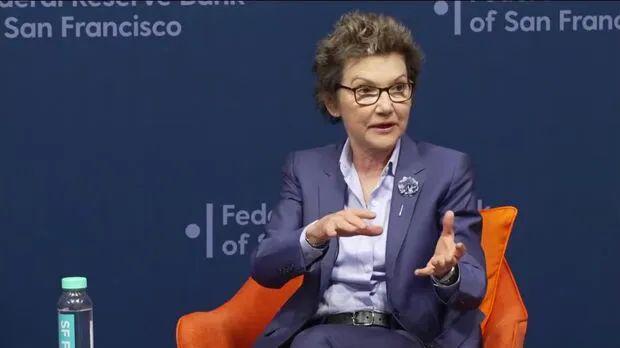 九游体育：女生穿西装怎么配口袋巾不咋眼？从旧金山联储主席的口袋巾说起(图13)