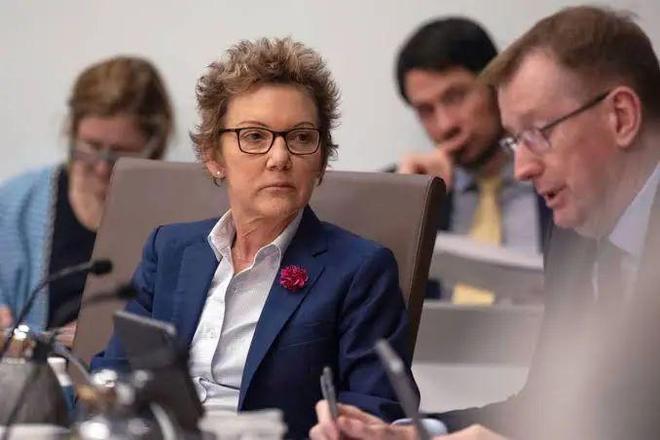 九游体育：女生穿西装怎么配口袋巾不咋眼？从旧金山联储主席的口袋巾说起(图16)