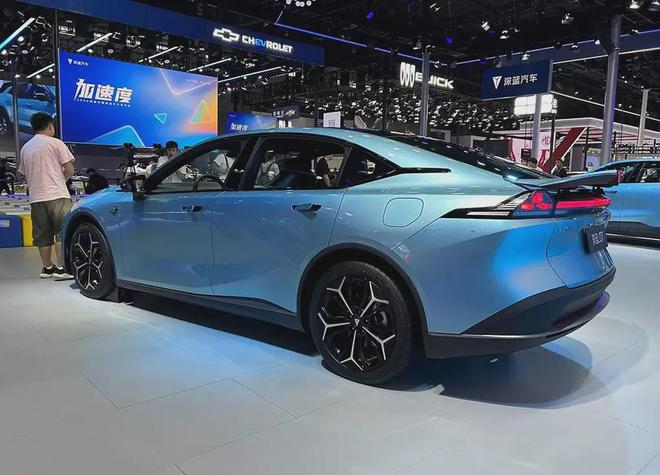 2024成都车展重磅新车——深蓝L07亮相超级黑科技来袭!(图2)
