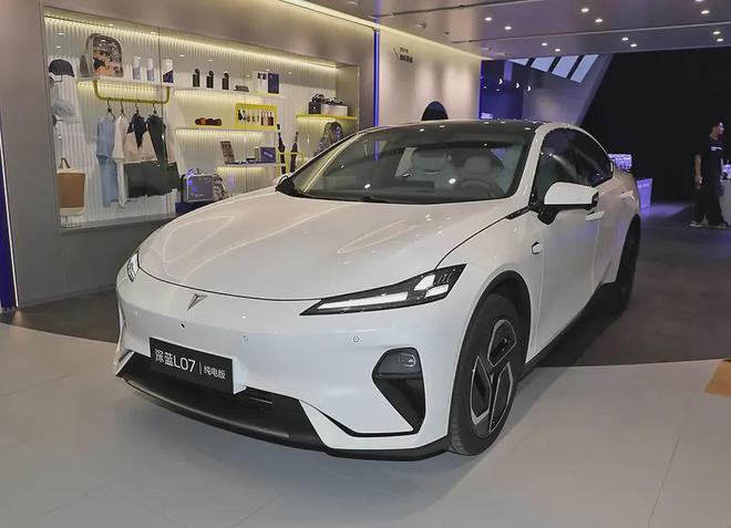 2024成都车展重磅新车——深蓝L07亮相超级黑科技来袭!(图5)