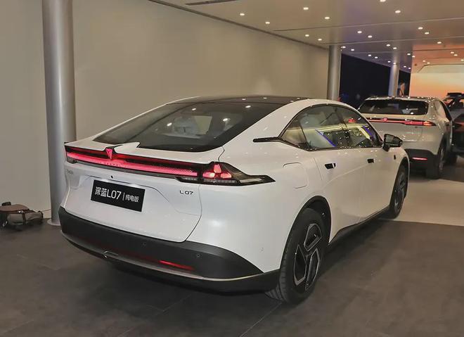 2024成都车展重磅新车——深蓝L07亮相超级黑科技来袭!(图6)